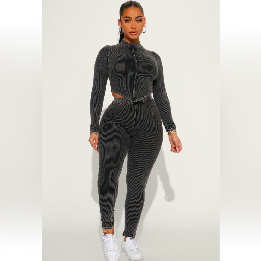 Two Piece Set🖤🖤🖤. - Picture 2 of 3